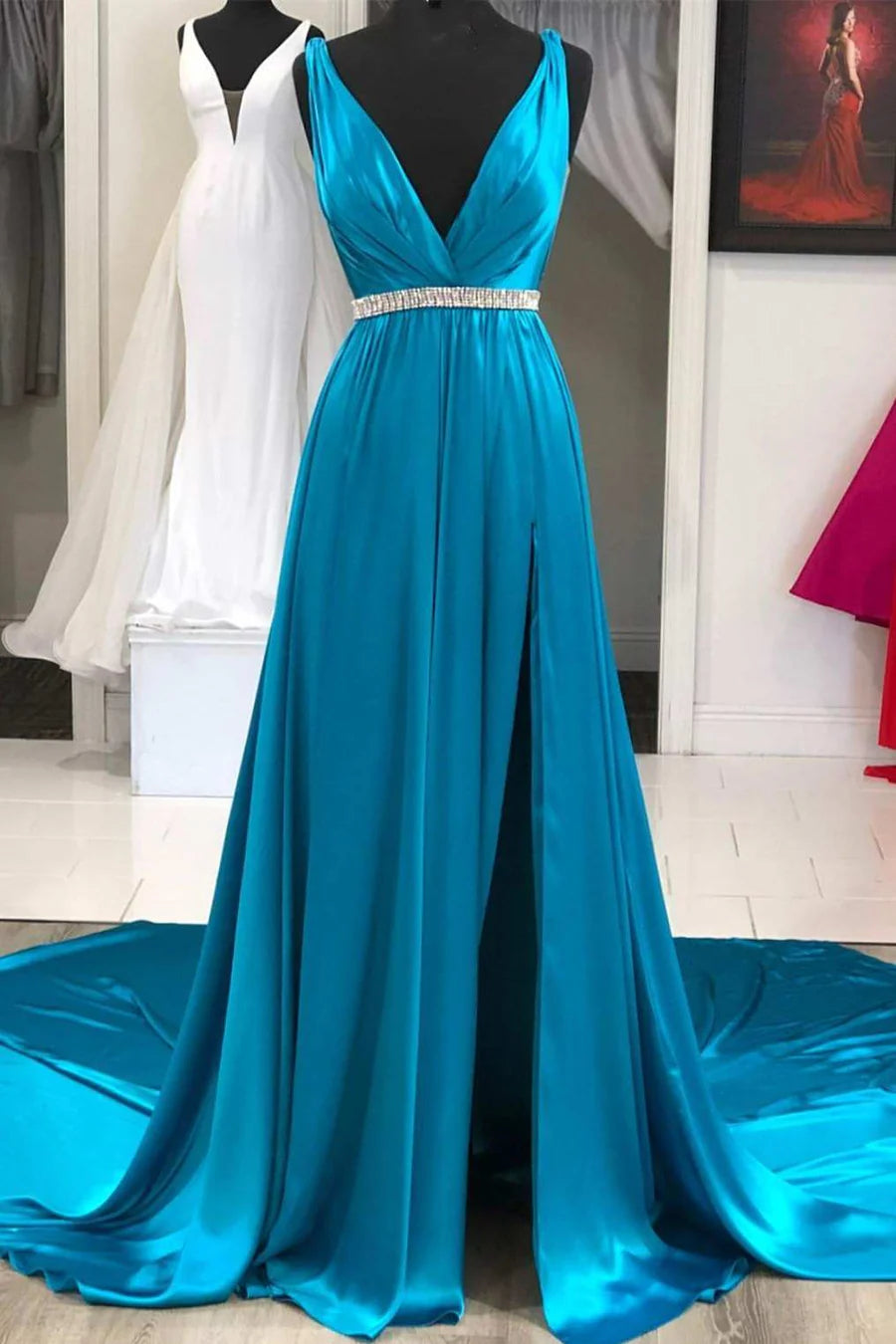 Vestido de fiesta con escote en V profundo, espalda abierta y abertura con cinturón